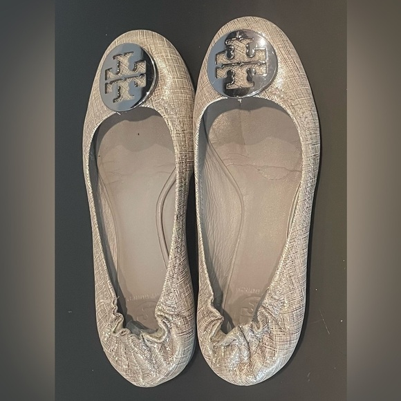 Tory Burch Reva Flat Size 8 Silver Pewter Leather Lg Silver Medallion Timeless - Picture 1 of 5